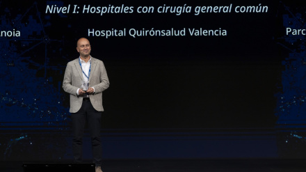 Gonzalo Salvador, director Médico del Hospital Quirónsalud valencia, recogiendo el premio