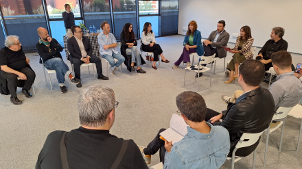 Los arquitectos llegados al congreso, autoridades de la Cámara de Comercio de Avilés y periodistas, durante un encuentro con los medios