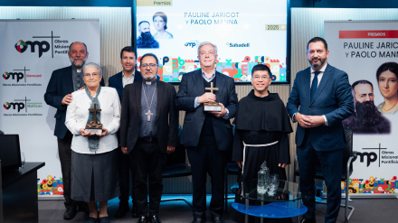 Foto de los premiados. De izquierda a derecha: P. José María Calderón, director nacional de OMP; Hna. Julia Aguiar, misionera en Benín; José Luis Pérez, presentador del evento; monseñor Vicente Martín, obispo auxiliar de Madrid; P. Eloy Bueno, catedrático