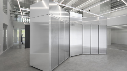 La impresionante imagen que deja la exposición del super ordenador cuántico.