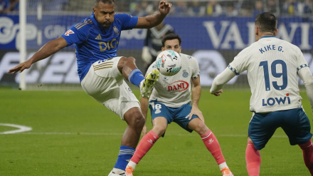 OVIEDO, 17/10/2025.- El delantero venezolano del Real Oviedo Salomón Rondón (i) lucha con Kike García (d), del Espanyol, durante el partido de la novena jornada de la LaLiga que Real Oviedo y RCD Espanyol disputan este viernes en el estadio Carlos Tartiere, en Oviedo. EFE/Paco Paredes