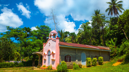 Histórica iglesia rosa española en la isla selvática filipina de Catanduanes