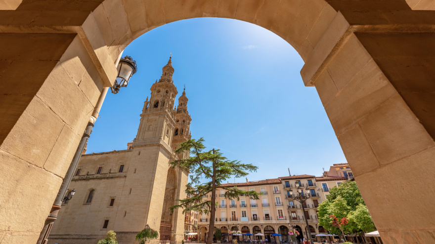 Hermoso paisaje urbano sobre la ciudad de Logroño en La Rioja, España con su catedral conocida como Santa María de la redonda