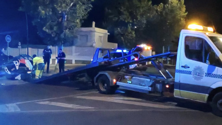 Una grúa del Ayuntamiento recoge el minit accidentado