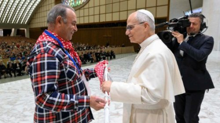 Un gitano español le da un obsequio al Papa