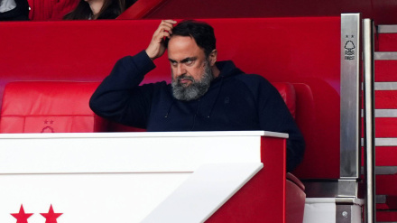 Evangelos Marinakis, dueño del Nottingham Forest en el palco del estadio en el partido ante el Chelsea.
