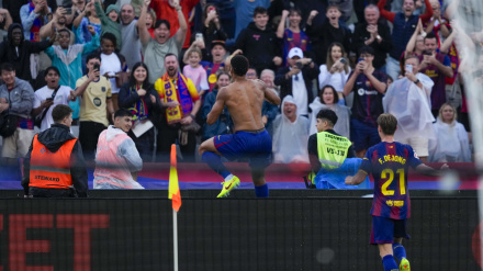 Araujo celebra el gol de la victoria del Barcelona frente al Girona