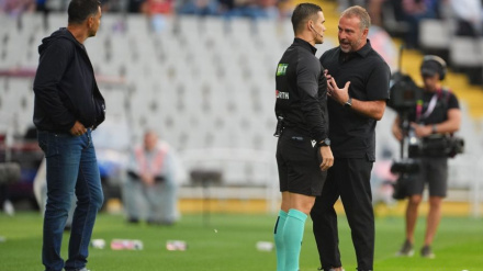 Hansi Flick hablando con el cuarto árbitro del Barça-Girona