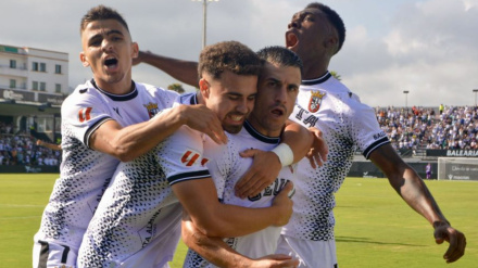 Los futbolistas del Ceuta celebran un gol contra el Mirandés