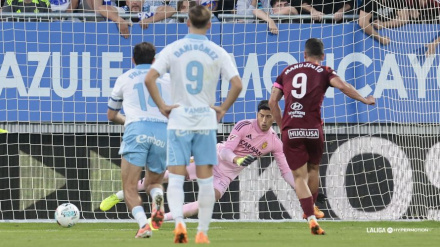 Manu Justo inició la catarata de goles de la Cultural Leonesa al transformar un penalti engañando así a Andrada. Ahí empezó la debacle zaragocista