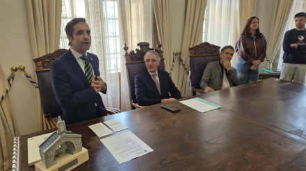 Rey Varela ante el regidor mindoniense y el obispo de nuestra diócesis