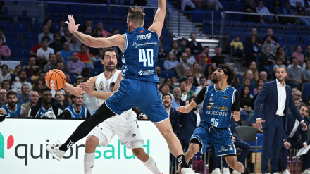 MADRID, 19/10/2025.- El base escolta del Real Madrid Sergio Llul (d) busca un hueco entre Jhivvan Jackson y Luke Fischer (c), durante el partido de la 3ª jornada de la Liga Endesa de baloncesto disputado entre el Real Madrid y el San Pablo Burgos, este domingo en el Movistar Arena de Madrid. EFE/ Fernando Villar