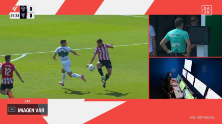 Vivian golpea el balón con la mano al intentar evitar que le llegue a André Silva.