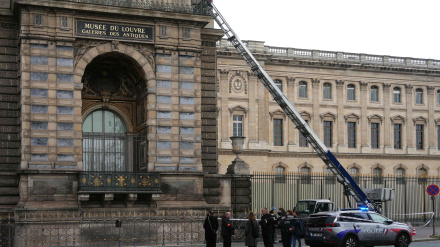 Agentes de policía se encuentran junto a un montacargas de muebles utilizado por unos ladrones para entrar por la fuerza en el Museo del Louvre