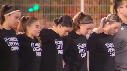 Las jugadoras del CD Honeyball homenajearon a su excompañera Sandra Peña.