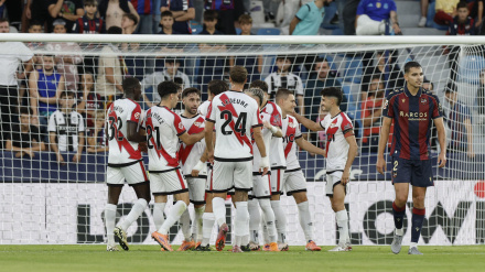 Los jugadores del Rayo Vallecano celebran el segundo gol de Jorge de Frutos contra el Levante