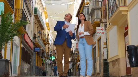 Los concejales de Turismo y Medio Ambiente miran los toldos que serán retirados