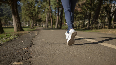 Una chica corriendo