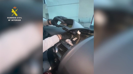 Los supuestos ladrones transportaban las joyas y el dinero robados en compartimentos ocultos de los vehículos que utilizaban para desplazarse