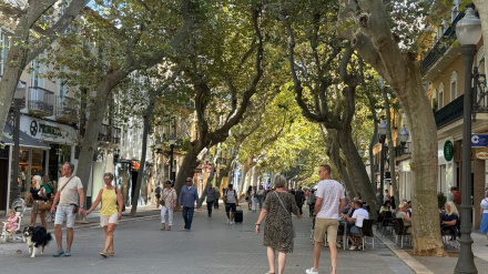 Ambiente cotidiano en la calle Marqués de Campo, una de las principales arterias comerciales y sociales de Dénia