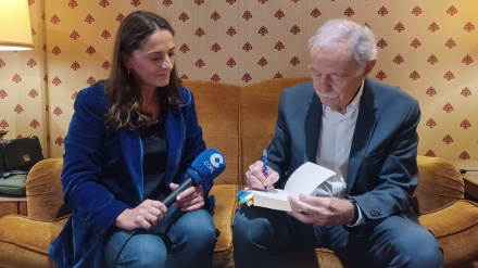 Eduardo Mendoza firma un ejemplar de 'La verdad sobre el caso Savolta'