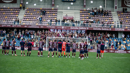 Los jugadores del Pontevedra celebran el empate cosechado en el descuento