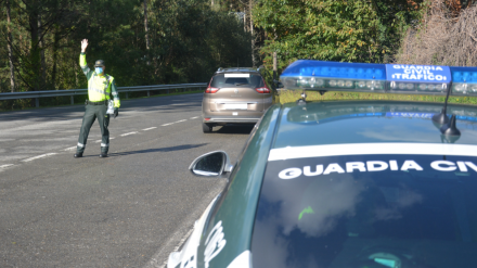 Al sospechoso le dieron el alto en Becerreá. Foto de archivo de un guardia civil parando a un coche en carreteras de Lugo