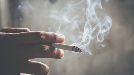 Imagen de archivo de una persona fumando