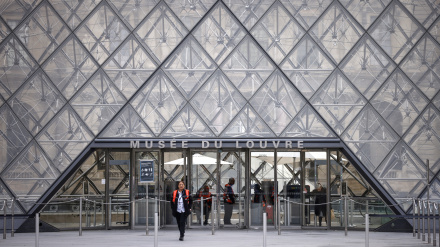 Vista exterior del Museo del Louvre un día después del robo