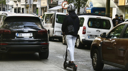 Un usuario de patinete eléctrico en el centro de Badalona