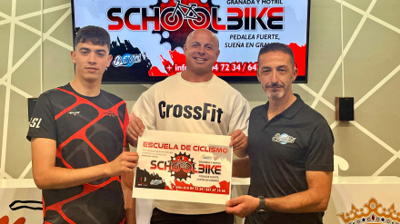 Los ponentes en la rueda de prensa posan con el cartel anunciador