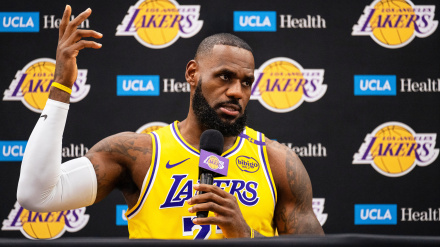 (Foto de ARCHIVO)30 September 2024, US, El Segundo: Los Angeles Lakers Basketball player LeBron James answers questions during an interview during the Los Angeles Lakers Media Day. Photo: Maximilian Haupt/dpa30/9/2024 ONLY FOR USE IN SPAIN