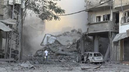 Un hombre camina por los escombros tras uno de los ataques lanzados este domingo por Israel en Gaza