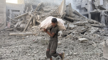 Una persona camina por los escombros tras uno de los ataques lanzados este domingo por Israel en Gaza