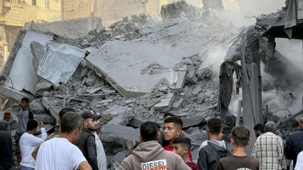 Varios hombres observan los escombros tras uno de los ataques lanzados este domingo por Israel en Gaza