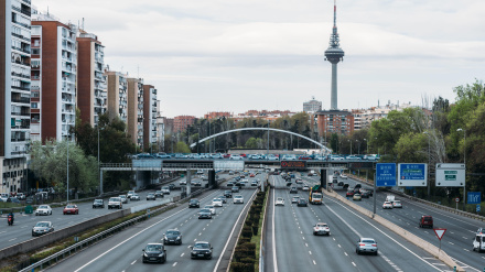Vista en perspectiva alta del tráfico en la autopista M30 de Madrid