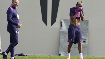 El delantero del FC Barcelona, Lamine Yamal (d) y el técnico alemán  del FC Barcelona, Hansi Flick (i) durante el entrenamiento que realiza la plantilla barcelonista en la Ciudad Deportiva Joan Gamper