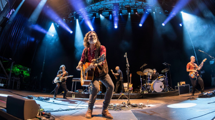 Quique González con su grupo en una imagen de archivo de una actuación