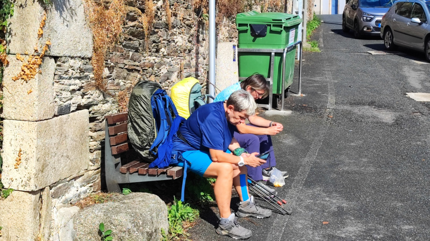 Dos peregrinos hacen un descanso en el Camino Primitivo a su paso por Lugo