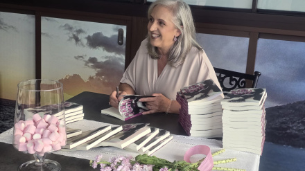 María Victoria Martínez con su libro