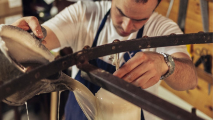 Joaquín Donezar es la sexta generación en Confitería Cerería Donezar