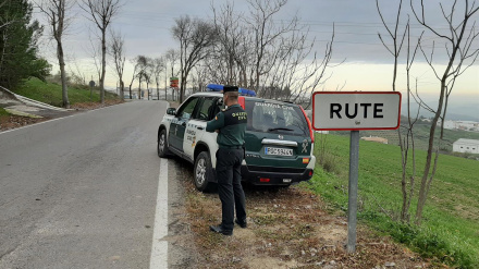Una patrulla de la Guardia Civil en Rute