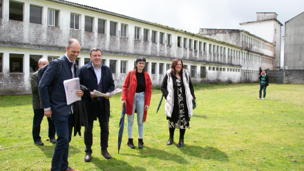 Visita institucional a los terrenos donde se construirá la Casa de Acompañamiento a Mayores de As Pontes