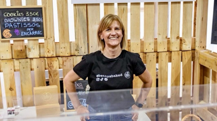 Mar Palacin al stand de Betty's Baked en una fira