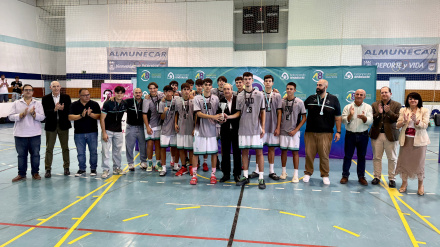Los jugadores de la selección de Málaga posan con sus entrenadores y los organizadores