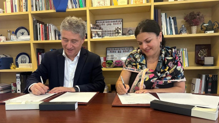 El rector de la UDC, Ricardo Cao, y la presidenta de Alvixe, Marina Nikoghosyn, durante la firma de un acuerdoSOCIEDAD UDC