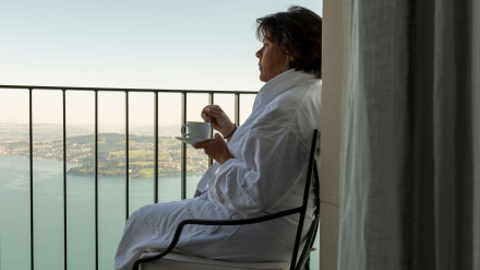 Fotografía recurso de mujer con una taza de café observando el horizonte