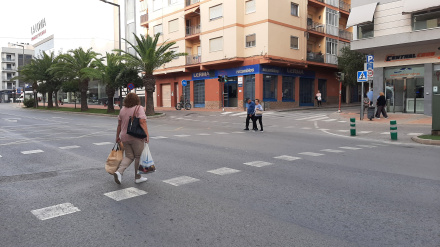 Peatones cruzan por uno de los pasos de cebra de la avenida Adolfo Suárez en el barrio de La Viña