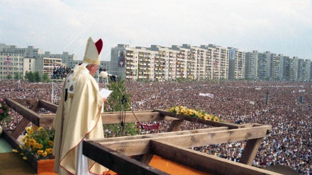 San Juan Pablo II durante uno de sus multitudinarios encuentros
