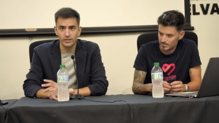 Pablo A. López, izquierda, y Juan Bautista 'Chamba', derecha, durante la charla